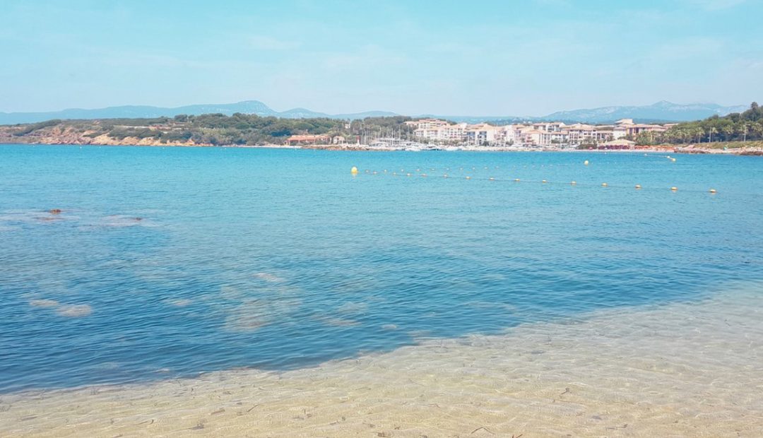Mer turquoise de la plage de Six-Fours-les-Plages avec la ville en arrière-plan