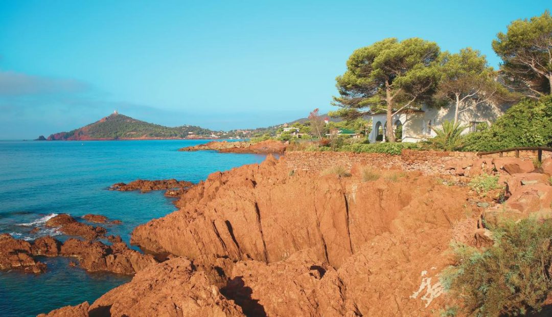 Rochers rouges caractéristiques du massif de l'Estérel surplombant la mer méditerranéenne turquoise