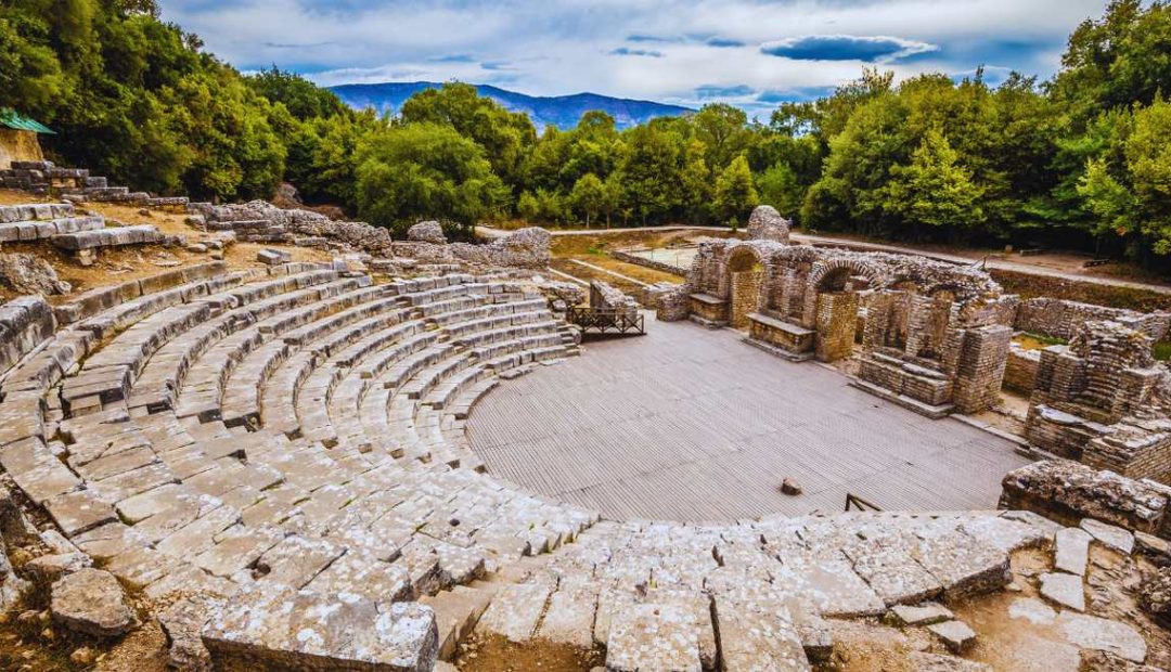 Vestiges du theatre antique de Butrint entoure de verdure en Albanie