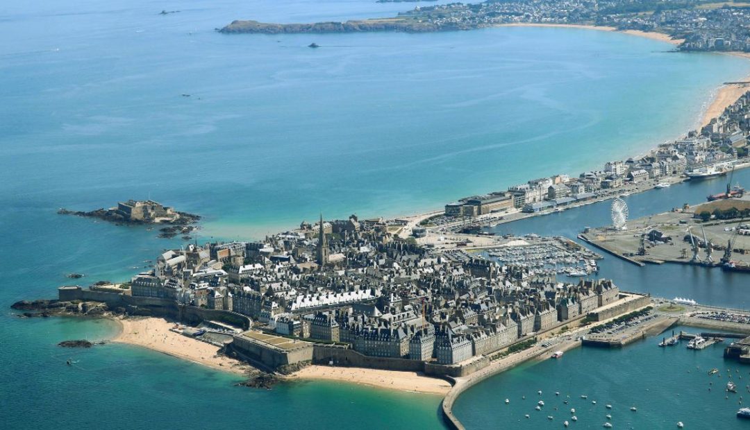 Vue aérienne de la cité corsaire de Saint-Malo avec ses remparts, ses plages et la mer turquoise
